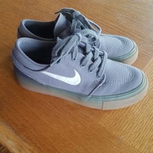 Nike canvas tennis shoes